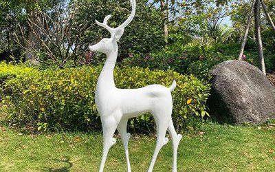 户外园林大型景观玻璃钢白色梅花鹿雕塑