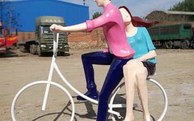 公园创意玻璃钢抽象骑车情侣雕塑