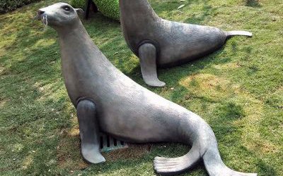 公园里摆放的两只玻璃钢创意海豹雕塑