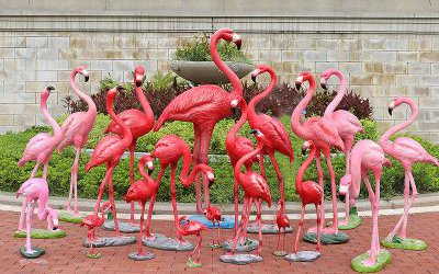 别墅景区摆放一群玻璃钢仿真动物火烈鸟雕塑