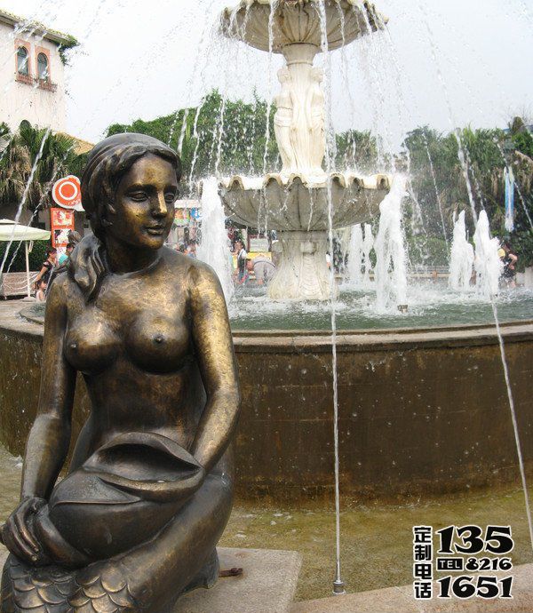 广场喷泉边坐着的玻璃钢喷漆美人鱼雕塑