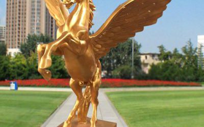 小区广场摆放的金色起飞的玻璃钢喷漆飞马雕塑