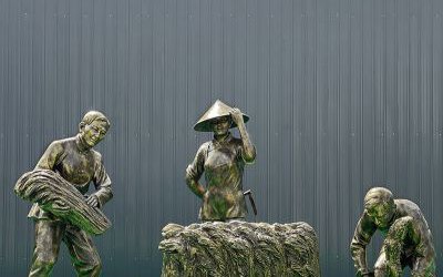 景区摆放玻璃钢仿铜农耕割麦子劳动人物雕塑