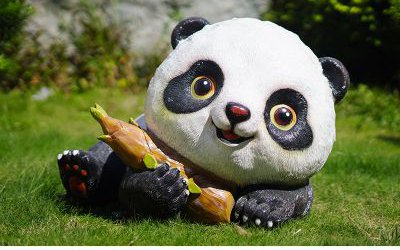 城市公园广场摆放卡通趴着玩笋的玻璃钢熊猫雕塑