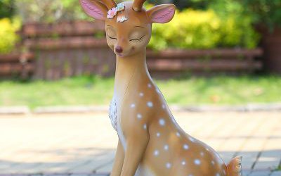 公园玻璃钢彩绘卡通一只逼着眼睛的梅花鹿雕塑