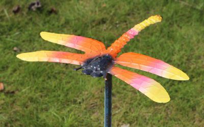 小区草坪红黄小号彩绘玻璃钢蜻蜓雕塑