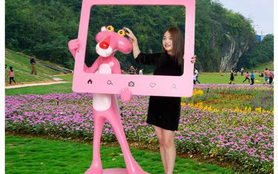 景区广场站立拍照玻璃钢粉红豹雕塑