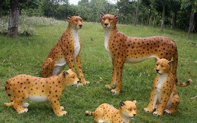 草坪玻璃钢彩绘仿真动物玩耍中的金钱豹雕塑