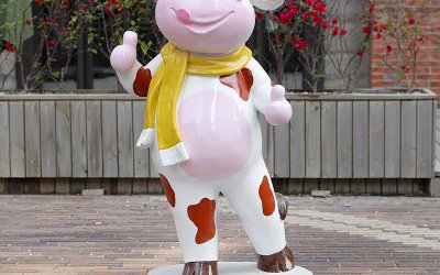 甜品门口一只点赞的彩绘卡通玻璃钢奶牛雕塑