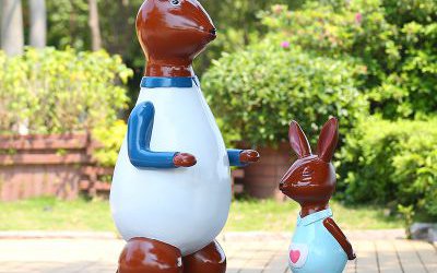 公园站立玻璃钢彩绘袋鼠母子雕塑