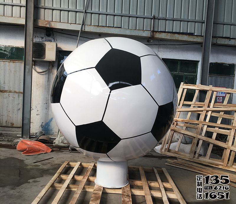 体育场摆放玻璃钢仿真足球雕塑 体育场摆放玻璃钢仿真足球雕塑