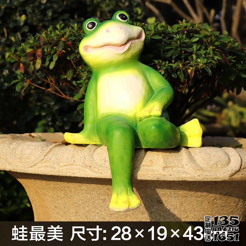 公园坐姿彩绘玻璃钢青蛙雕塑