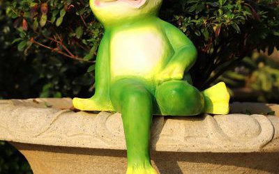 公园坐姿彩绘玻璃钢青蛙雕塑