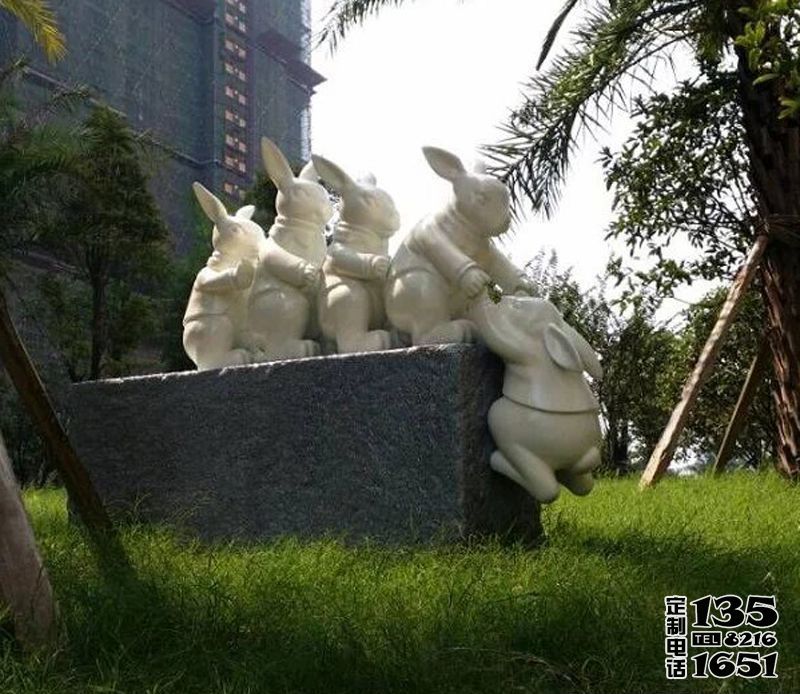 小区草坪装饰一群卡通玻璃钢兔子雕塑