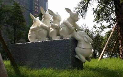 小区草坪装饰一群卡通玻璃钢兔子雕塑