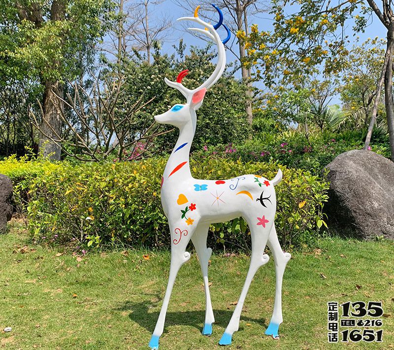 户外公园景区一只行走的公鹿玻璃钢彩色梅花鹿雕塑