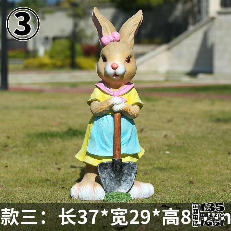 步行街一只拿铁锹的玻璃钢卡通兔子雕塑 步行街一只拿铁锹的玻璃钢卡通兔子雕塑