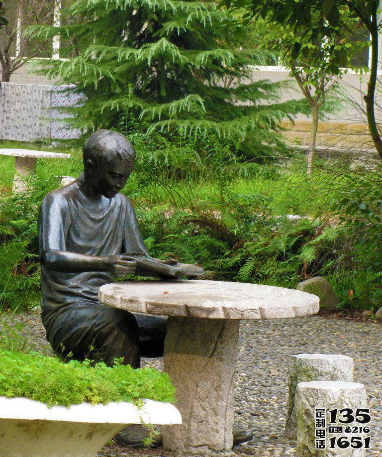 玻璃钢仿铜公园里男孩坐着凳子上的读书雕塑