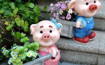 景区玻璃钢彩绘可爱卡通猪猪雕塑