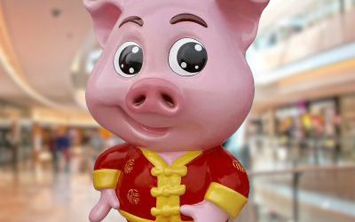 商场呆萌卡通玻璃钢猪雕塑