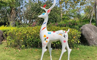 户外公园景区一只行走的公鹿玻璃钢彩色梅花鹿雕塑