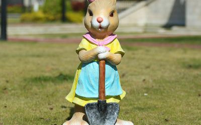 步行街一只拿铁锹的玻璃钢卡通兔子雕塑