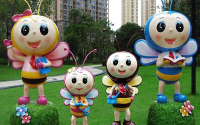 城市花园广场摆放看书学习四只玻璃钢彩绘蜜蜂雕塑
