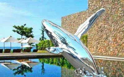 酒店摆放的跳跃的玻璃钢鲸抽象鱼雕塑