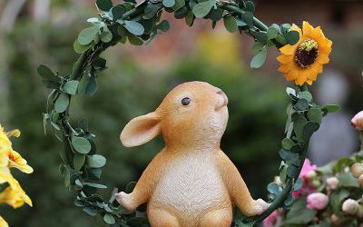  花园一只荡秋千卡通玻璃钢兔子雕塑