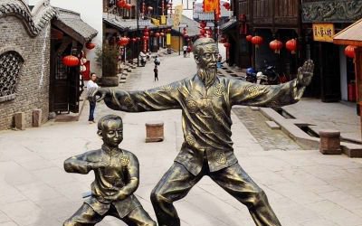 古镇景区打太极爷孙玻璃钢仿铜雕