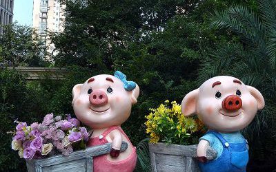 花园庭院玻璃钢彩绘创意卡通推拉小车的猪雕塑
