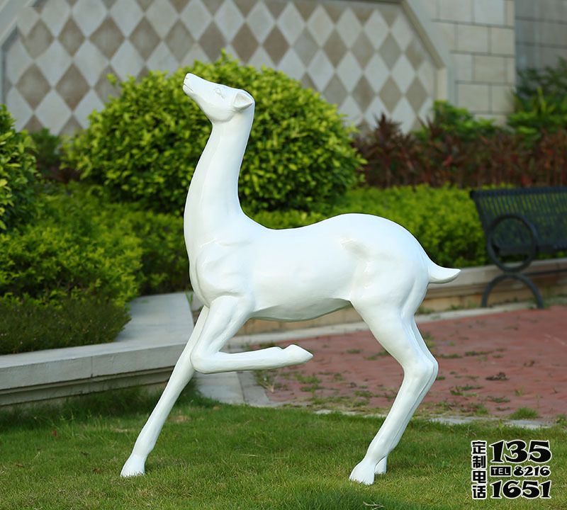  公园草坪奔跑的玻璃钢抽象梅花鹿雕塑