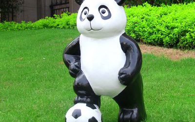 公园踩着足球玻璃钢仿真卡通熊猫雕塑