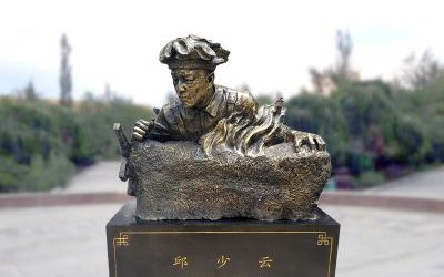 广场玻璃钢仿铜英雄邱少云雕塑