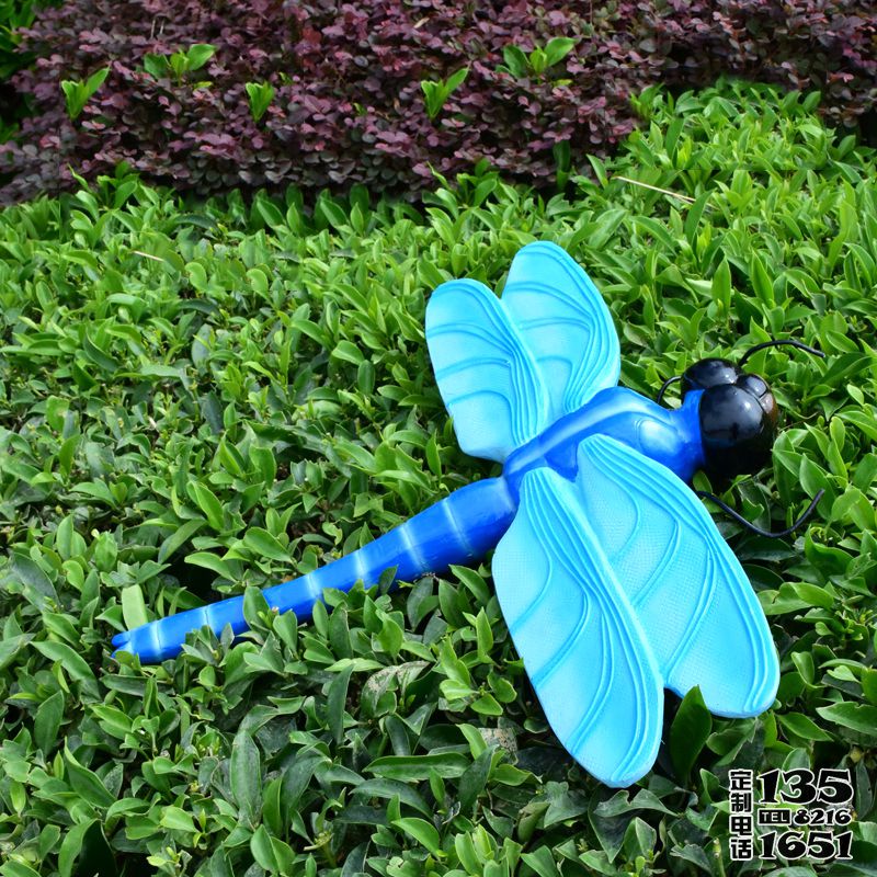 草丛中一只玻璃钢彩绘蓝色蜻蜓雕塑