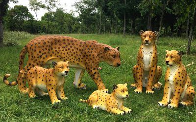 草坪上行走休息玻璃钢仿真动物金钱豹雕塑