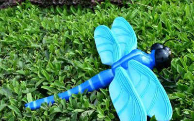 草丛中一只玻璃钢彩绘蓝色蜻蜓雕塑