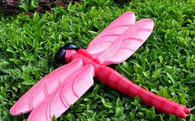 学校玩乐场粉红色玻璃钢彩绘蜻蜓雕塑