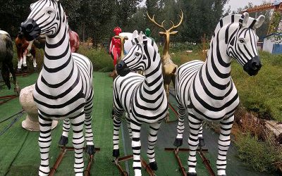 公园里摆放的玻璃钢彩绘仿真动物斑马雕塑