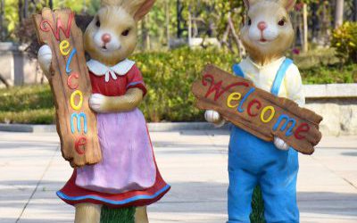 商场摆放两只欢迎光临玻璃钢彩绘兔子雕塑