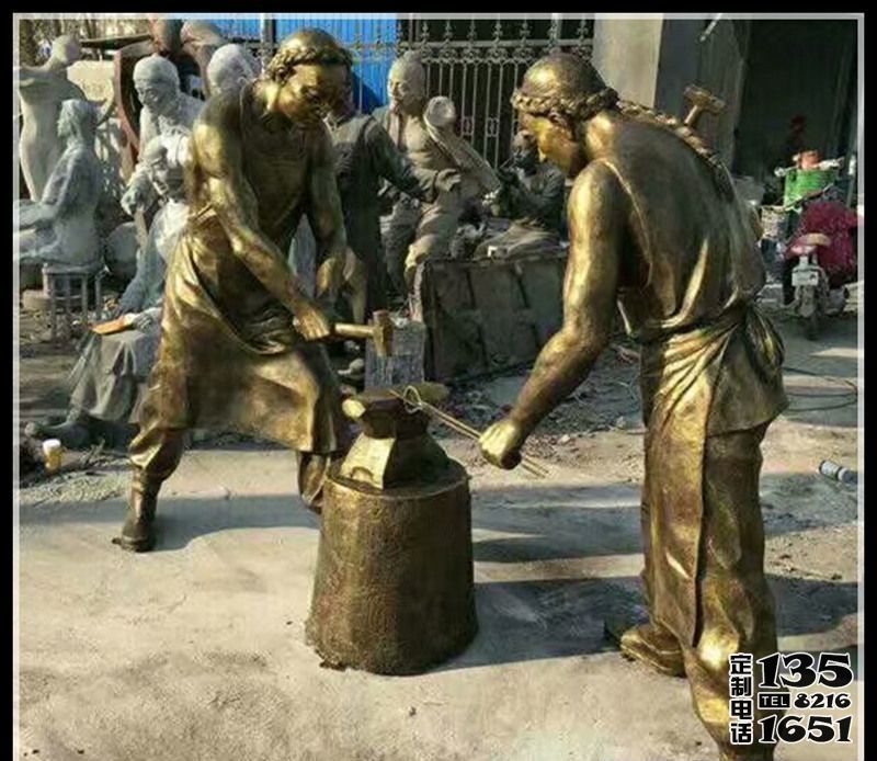 商业街古代打铁人物玻璃钢仿铜雕塑 商业街古代打铁人物玻璃钢仿铜雕塑