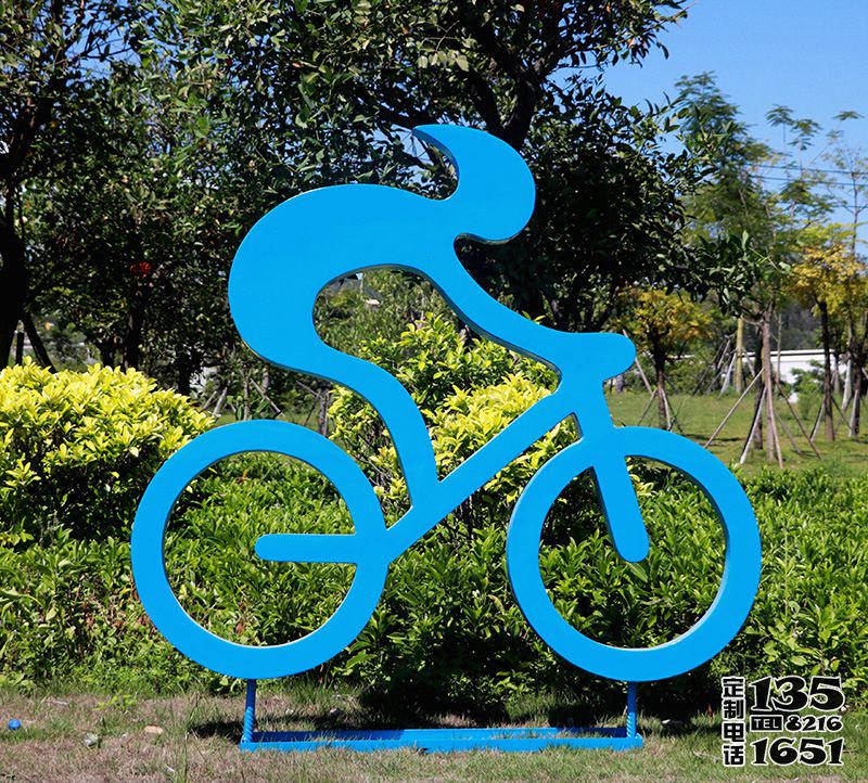 户外抽象景观运动骑自行车的人物雕塑