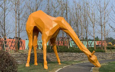 公园玻璃钢几何路边吃草的长颈鹿雕塑