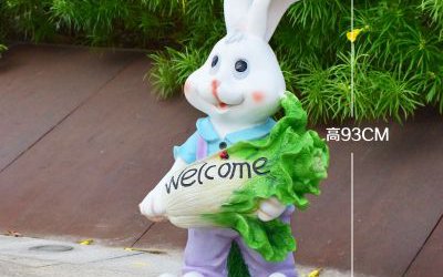商场摆放一只抱着白菜的卡通玻璃钢兔子雕塑