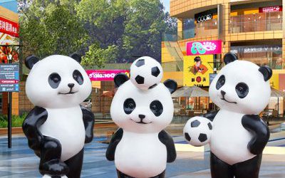 大型广场摆放卡通足球熊猫玻璃钢雕塑