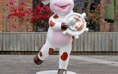 商店门口一只扭转乾坤玻璃钢卡通奶牛雕塑