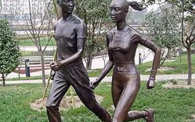公园跑步男女人物玻璃钢仿铜雕塑