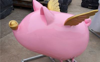 儿童乐园一只粉色带翅膀的玻璃钢猪雕塑