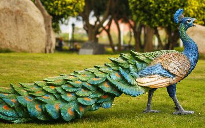 草地上一直拖着长尾巴的玻璃钢彩绘孔雀雕塑