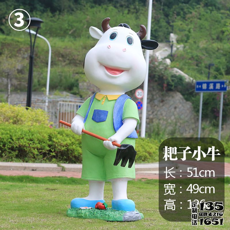 农场一只劳动的卡通玻璃钢奶牛雕塑 农场一只劳动的卡通玻璃钢奶牛雕塑